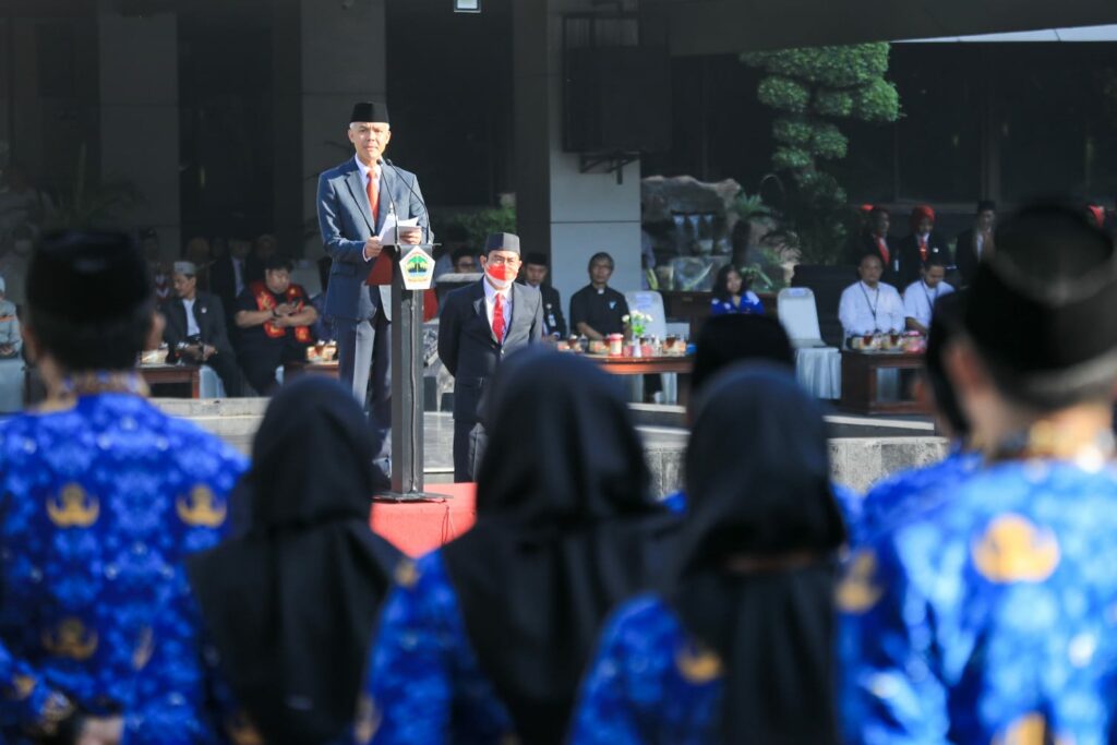 Gubernur Jawa Tengah Ganjar Pranowo menjadi inspektur upacara peringatan Harkitnas 2023 di halaman kantor gubernur, Senin (22/5/2023). Istimewa