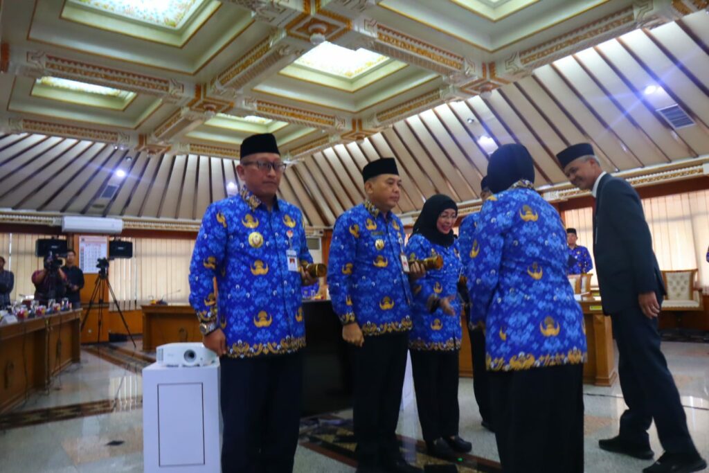 Gubernur Jawa Tengah Ganjar Pranowo saat menyerahkan Keputusan Mendagri tentang Perpanjangan Masa Jabatan Penjabat Bupati Jepara di Ruang Rapat Gedung A.2 Kantor Gubermur Jawa Tengah di Semarang, Senin (22/5/2023) siang