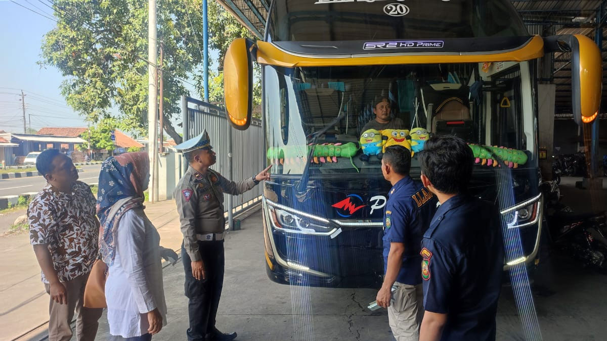 Pemeriksaan Kelaikan Angkutan Calon Jemaah Haji di  PO. Bus Hariyanto