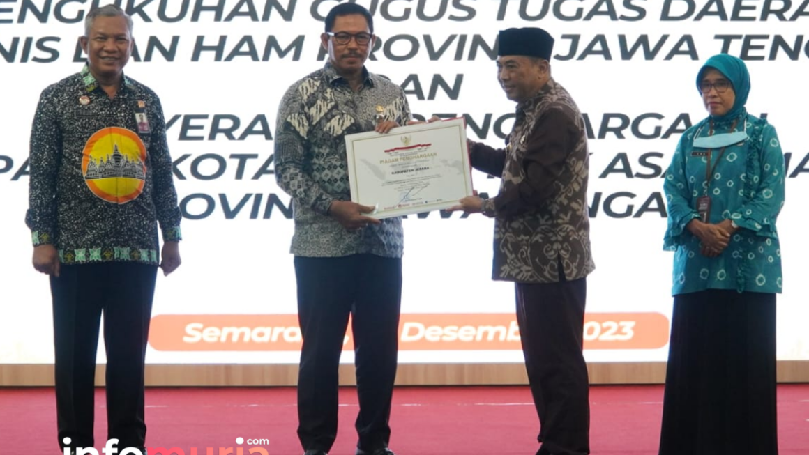 Pj Bupati Jepara Dianugerahi Penghargaan HAM Kementerian Hukum