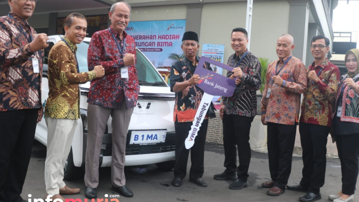 Pemimpin Bank Jateng Cabang Jepara Serahkan Mobil Listrik ke Pemenang Tabungan Bima