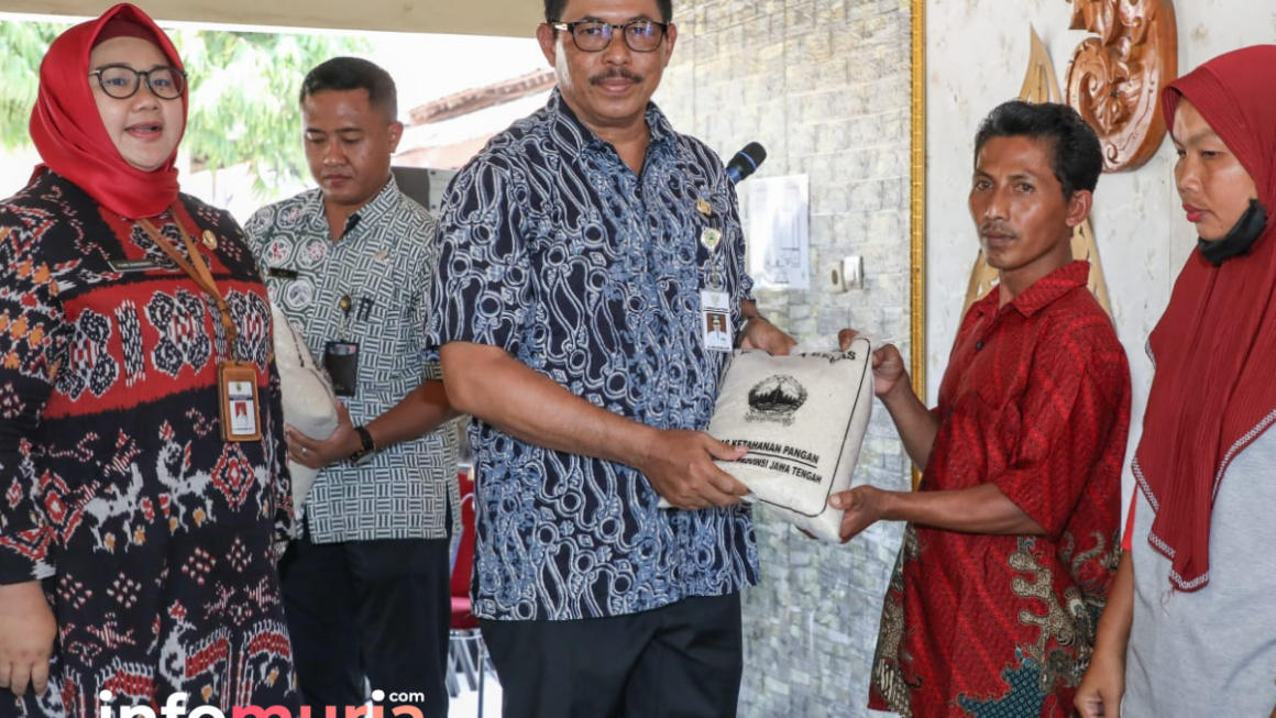 Pj Gubernur Jateng, Nana Sudjana, Salurkan Bantuan Pangan 15 Ton ke Warga Sragen