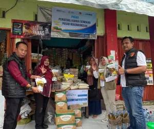 Bulog Kantor Cabang Patu bersama Disdagperin Pati, dan Satgas Pangan melakukan distribusi minyakkita ke pengecer di Pasar Rogowongso, Pati, Jumat (30/1/2026).