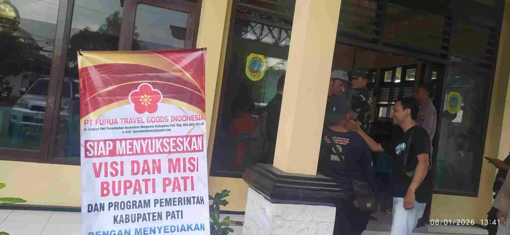 Pelaksanaan konsultasi publik atas pembangunan pabrik tas PT Fuhua Travel Good Indonesia di aula Kecamatan Margorejo, Kamis (8/1/2026).