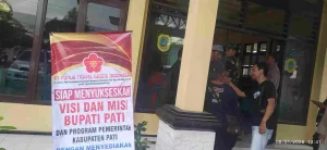 Pelaksanaan konsultasi publik atas pembangunan pabrik tas PT Fuhua Travel Good Indonesia di aula Kecamatan Margorejo, Kamis (8/1/2026).